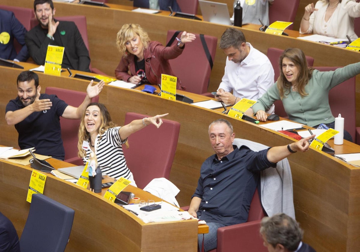 Baldoví y el grupo parlamentario de Compromís, señalan hacia la bancda de Vox. Todos, excepto Fullana, mirándo el móvil.