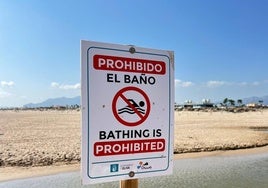 Cartel con la prohibición de bañarse.