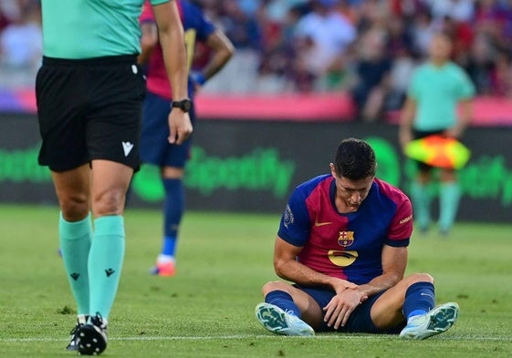 Lewandowski, doliéndose de la muñeca, en el Gamper.