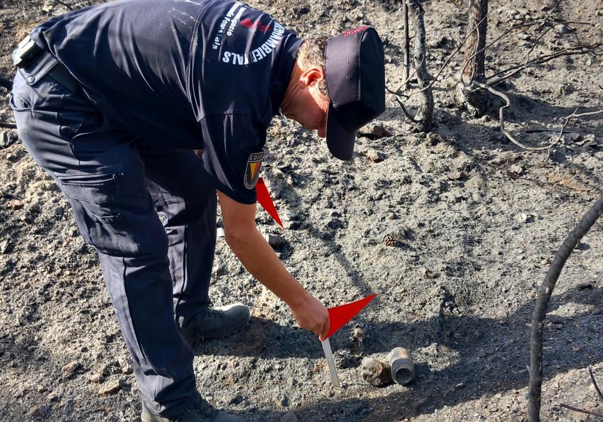 Carlos, uno de los agentes medioambientales de la Generalitat, en la investigación de un incendio