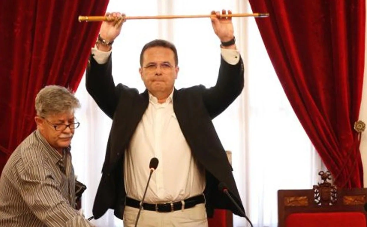 Dimas Vázquez, con la vara de mando.