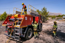 Medios terrestres siguen trabajando en el incendio de Benidorm, ya controlado