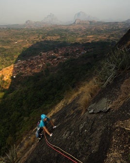 Jaume Peiró, en plena ascensión de una de las montañas que han ascendido en Angola.