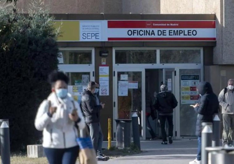 Un ciudadano entra a una oficina del SEPE.