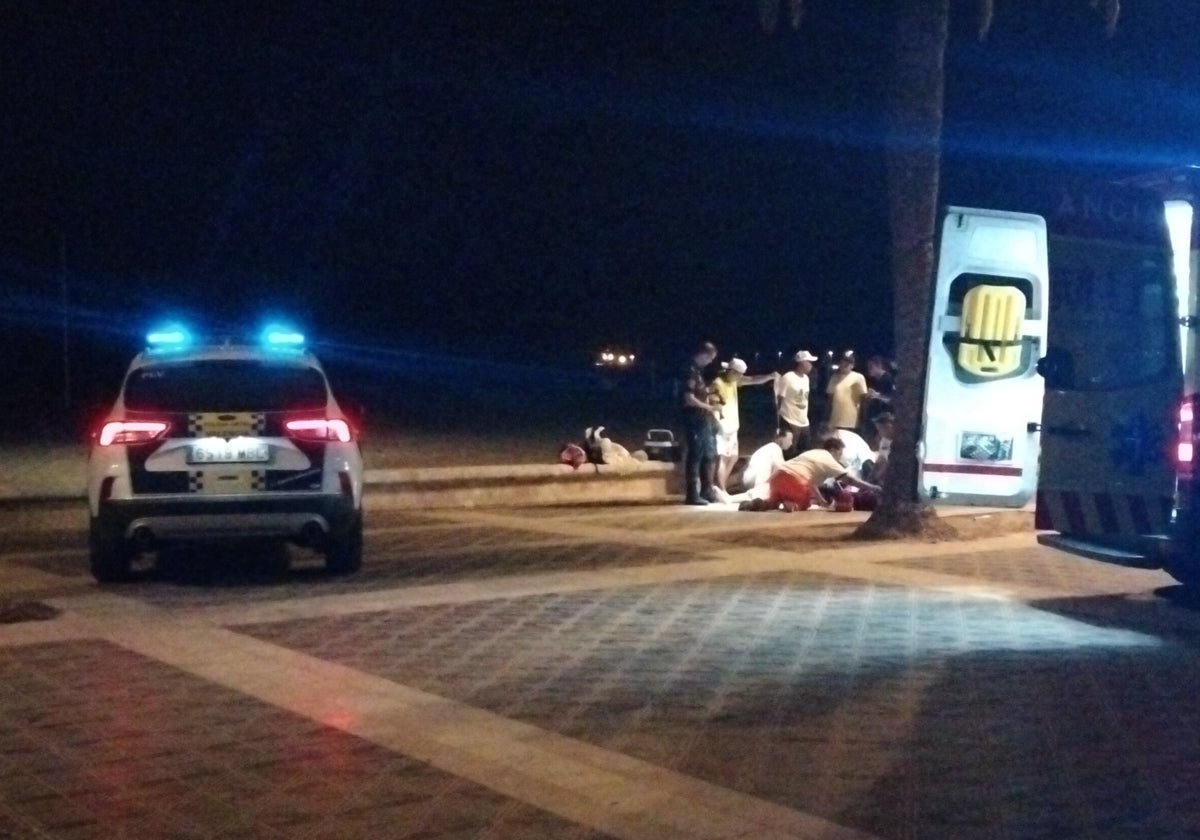 Los sanitarios reaniman al joven en el paseo marítimo de Valencia.