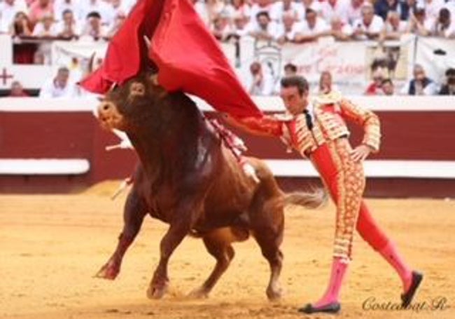 Faena de Ponce a uno de los toros que le tocó en el lote.