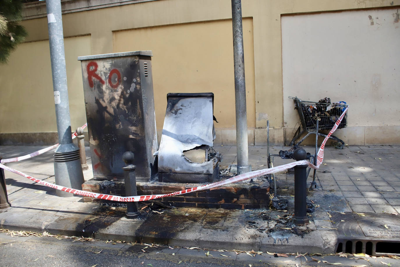 Un incendio destruye los enseres de un indigente y una caja de comunicaciones en el barrio del Botánico