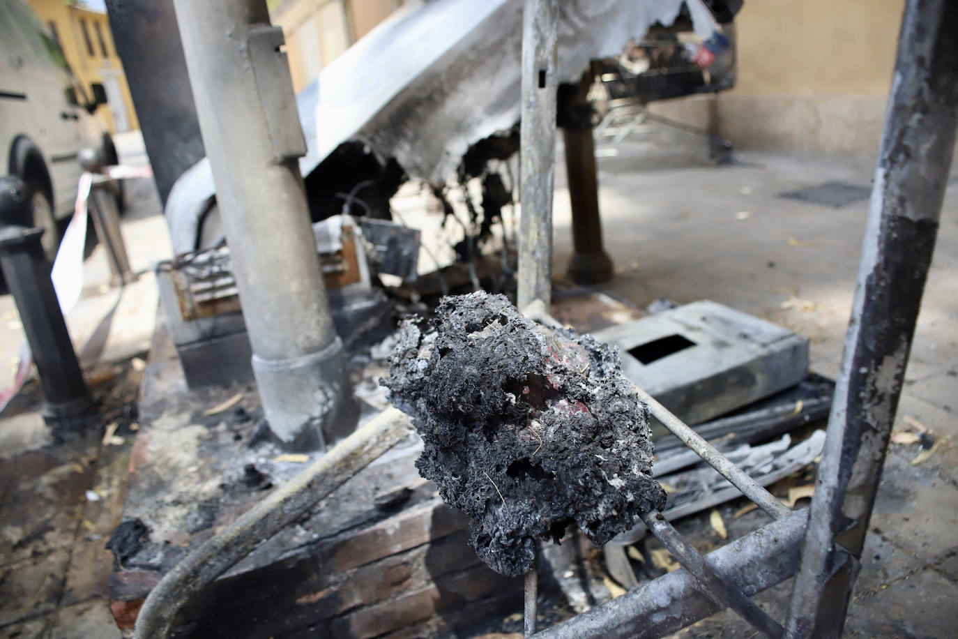 Un incendio destruye los enseres de un indigente y una caja de comunicaciones en el barrio del Botánico