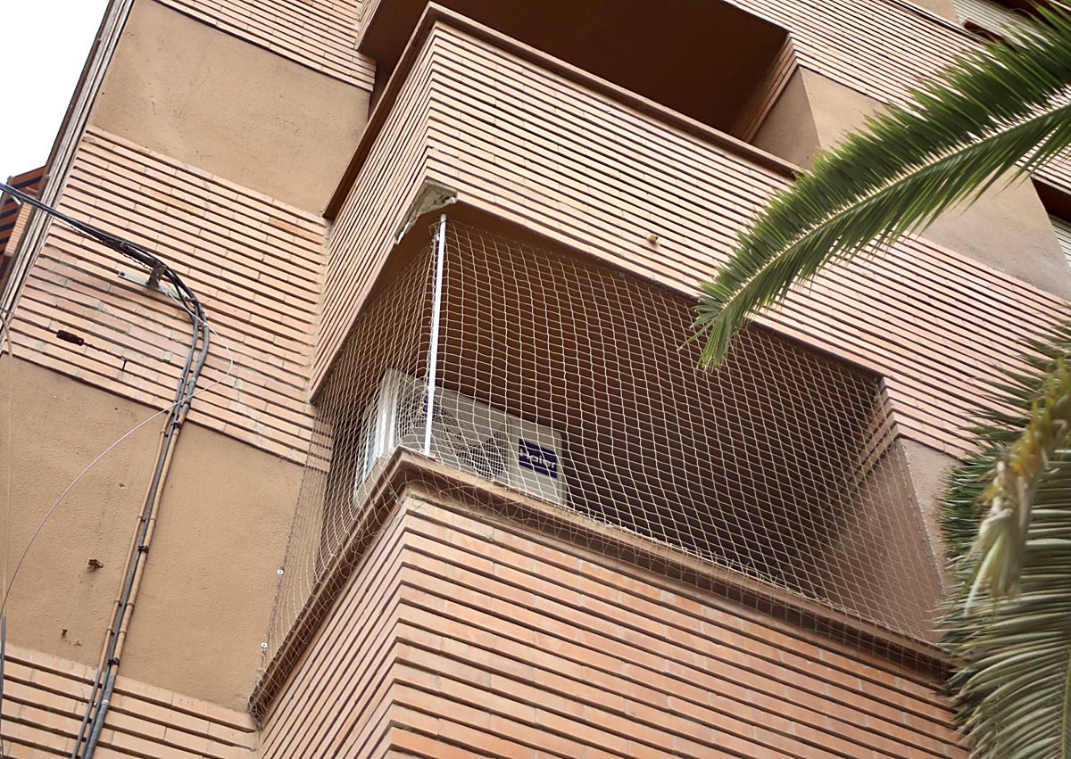 Imagen secundaria 1 - Redes instaladas por los vecinos en los balcones y figura que simula un halcón, en Benimaclet.