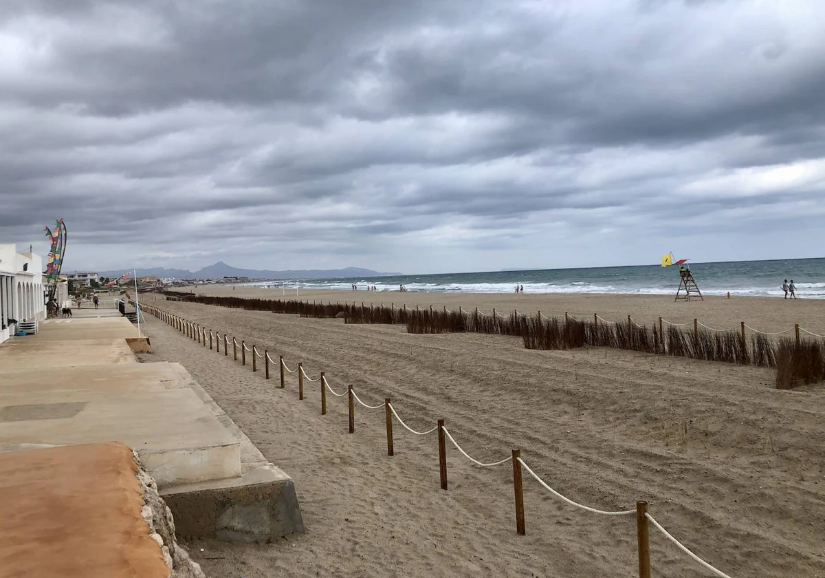 La playa de Les Deveses de Dénia resiste el temporal tras las obras de regeneración 