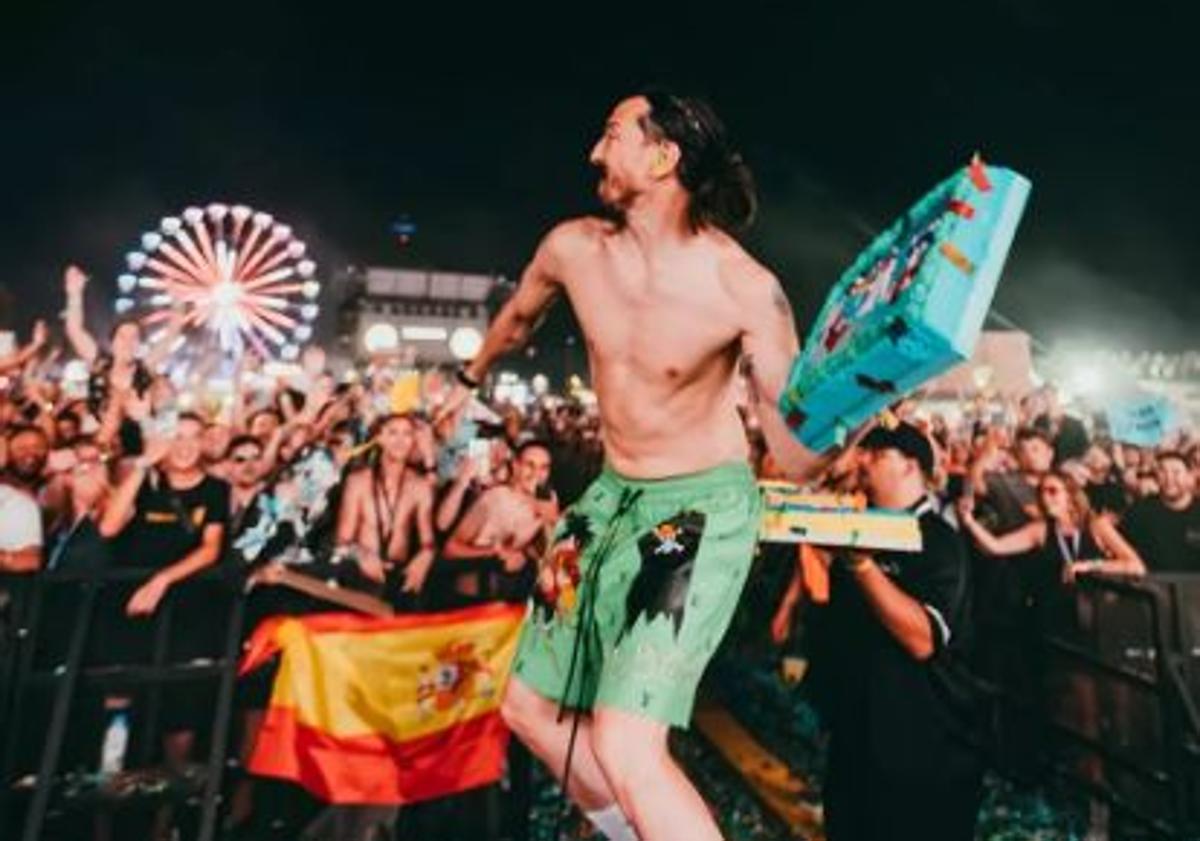 Imagen principal - Steve Aoki revoluciona el Medusa Sunbeach Festival lanzando las tartas de una pastelería valenciana a sus fans