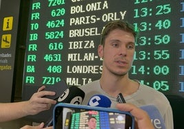 Happ atendiendo a los medios de comunicación en su llegada al aeropuerto.