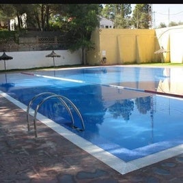 PIscina de Náquera que ha cerrado sus puertas por la presencia de heces.