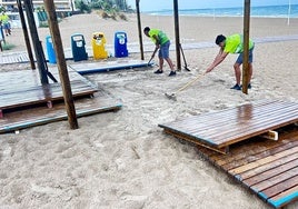 Dénia pone a punto las playas tras los desperfectos de la DANA