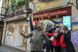 Varios ganadores de un premio de la lotería, en una imagen de archivo