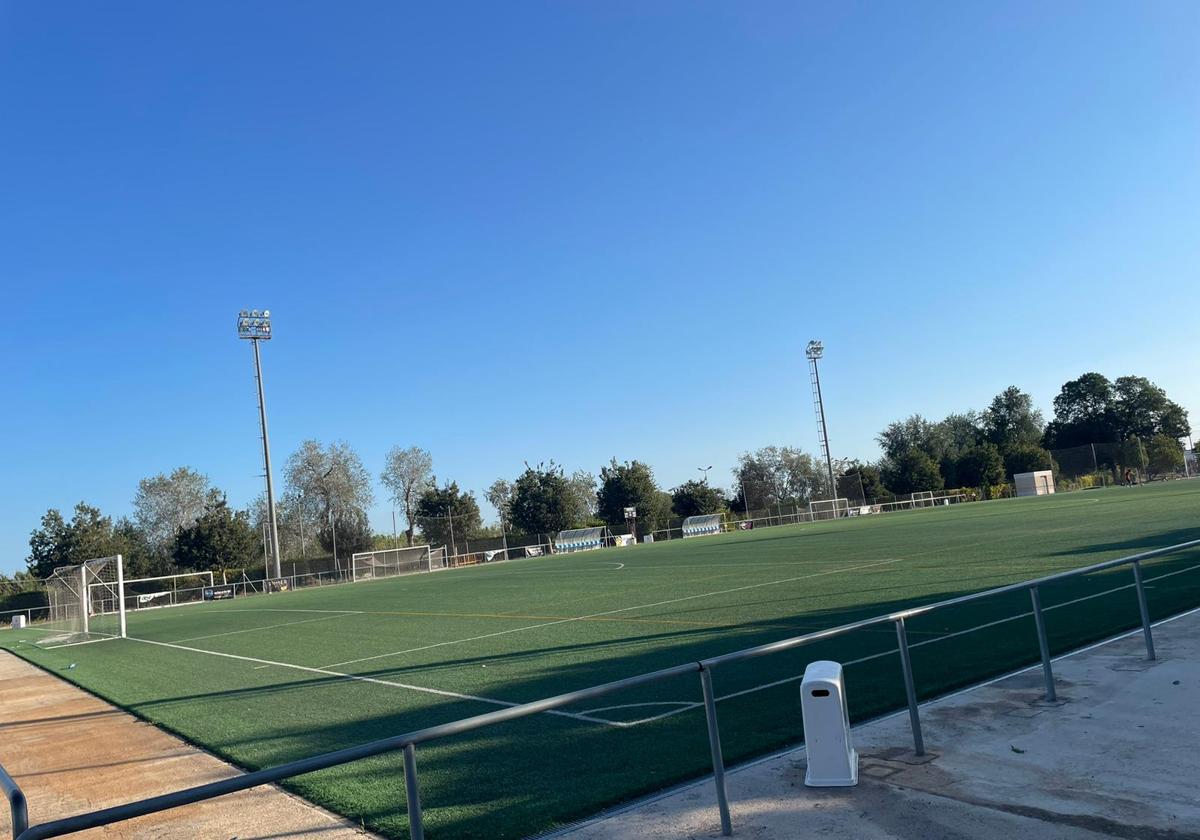 Cambio de césped del campo de fútbol.