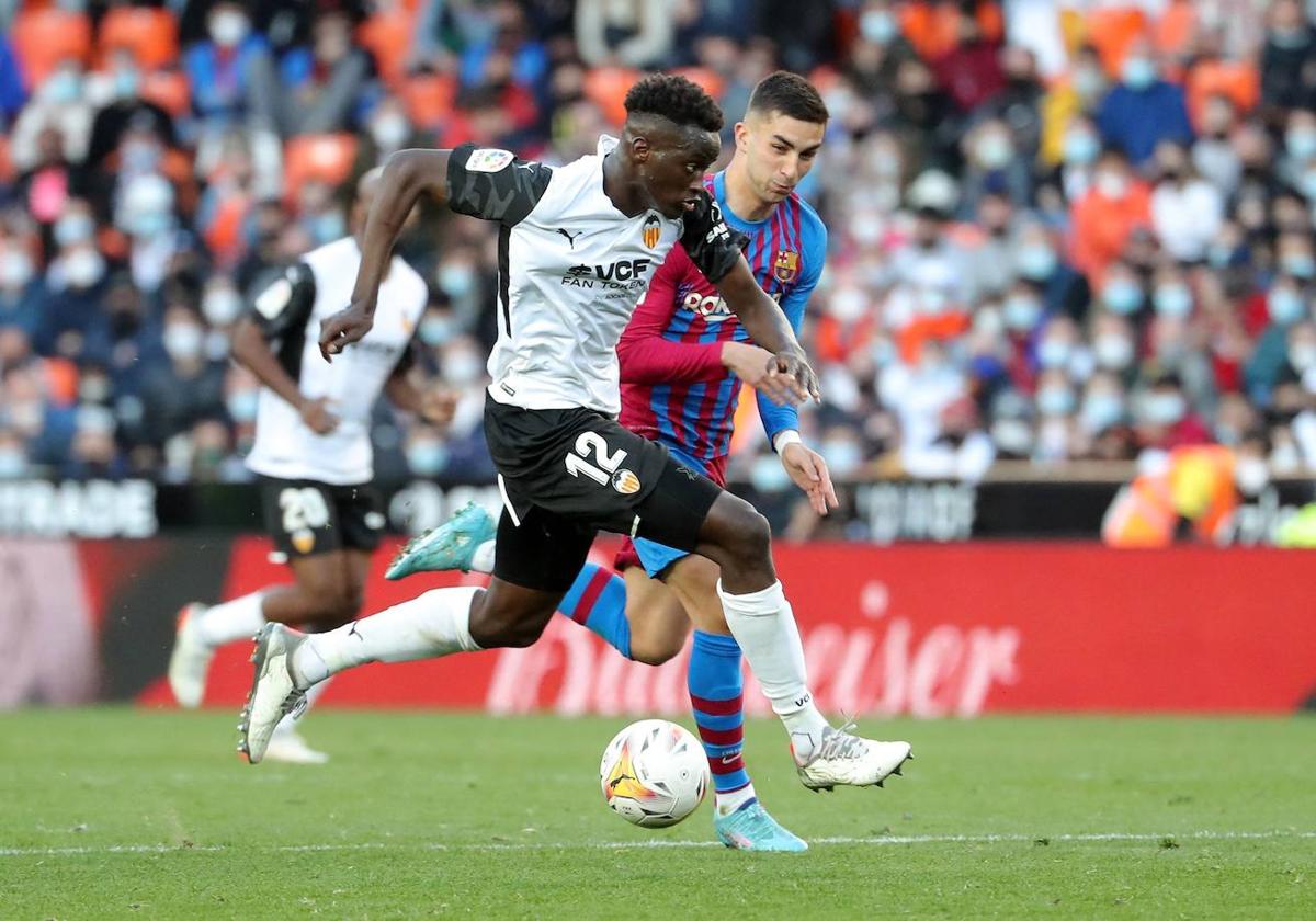 Diakhaby, frente a Ferran Torres, durante un Valencia-Barça.