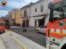 Bomberos trabajando en otro incendio.