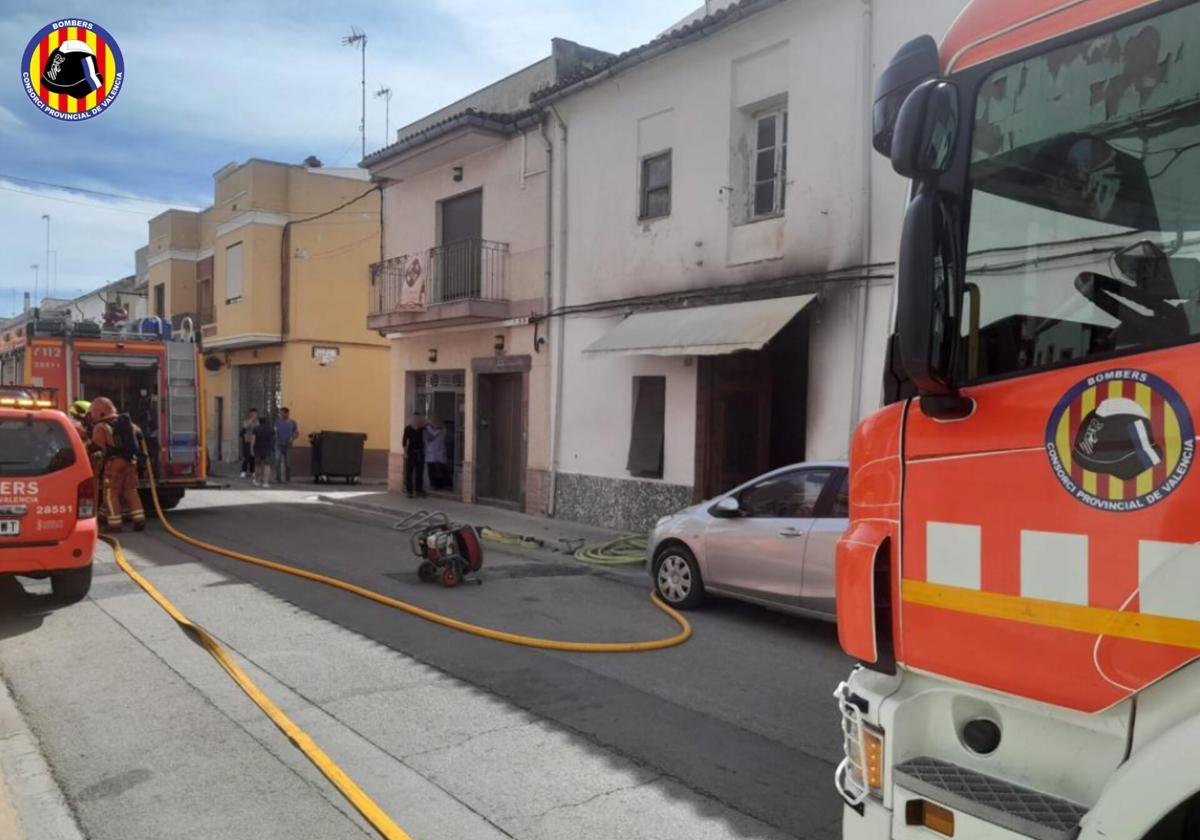 Bomberos trabajando en otro incendio.