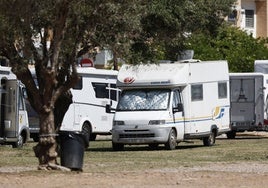 Autocaravanas aparcadas en una zona habilitada.