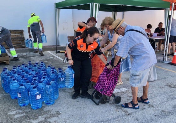 El reparto de garrafas de agua este viernes en Benitatxell.