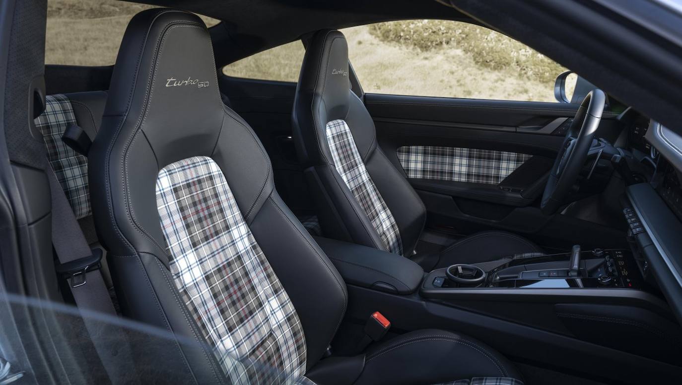 n el interior figuran elementos adicionales de cuero y diseño de tartán que completan el modelo de aniversario, con los logotipos Turbo 50 y Porsche en la parte trasera del vehículo tintados de color dorado.