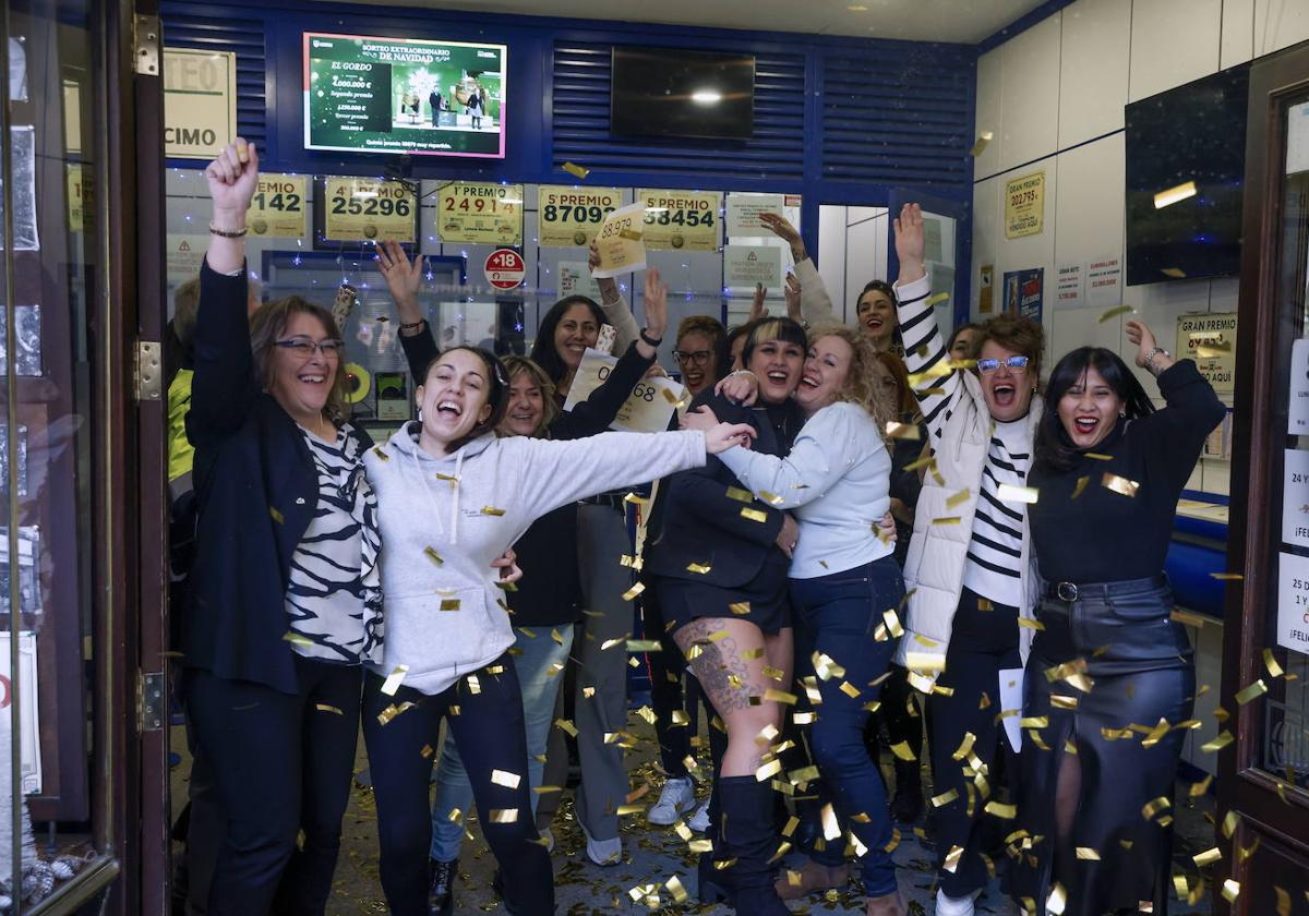 Celebración de un premio de lotería. Imagen de archivo.