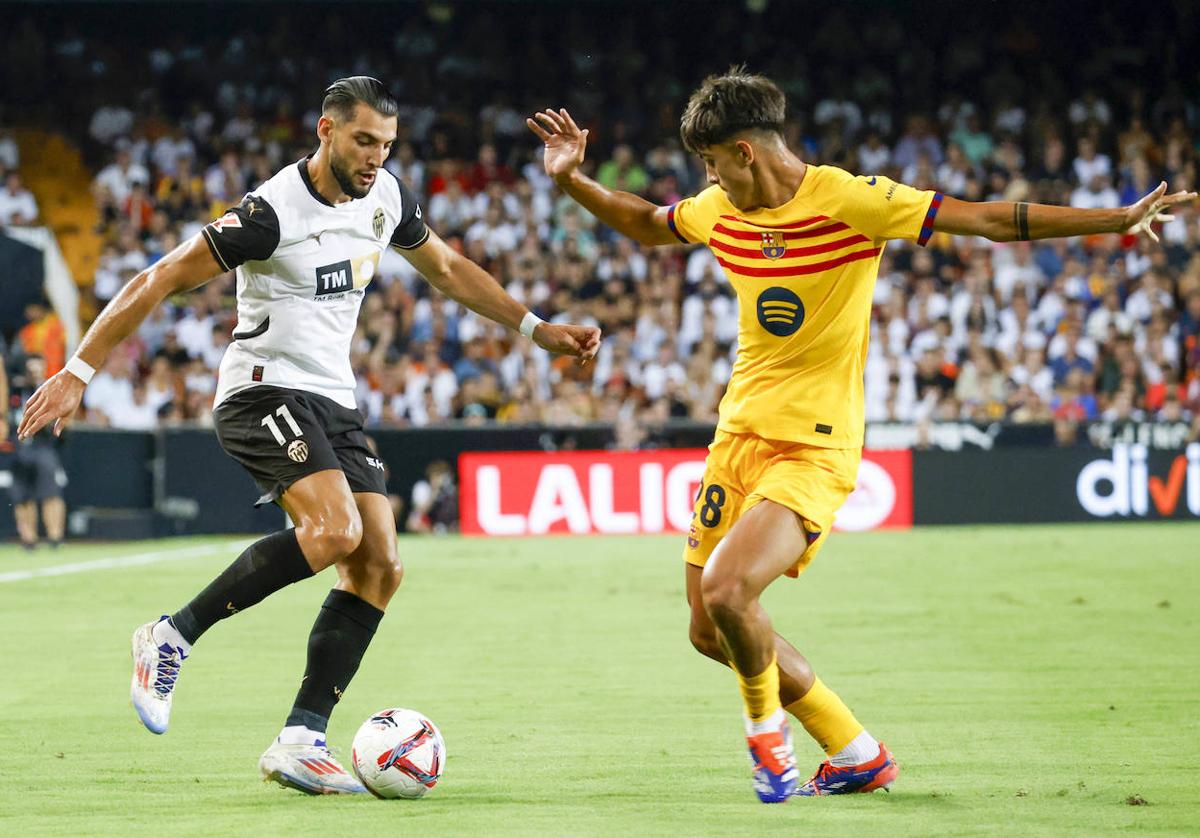 Rafa Mir, ante Marc Bernal.