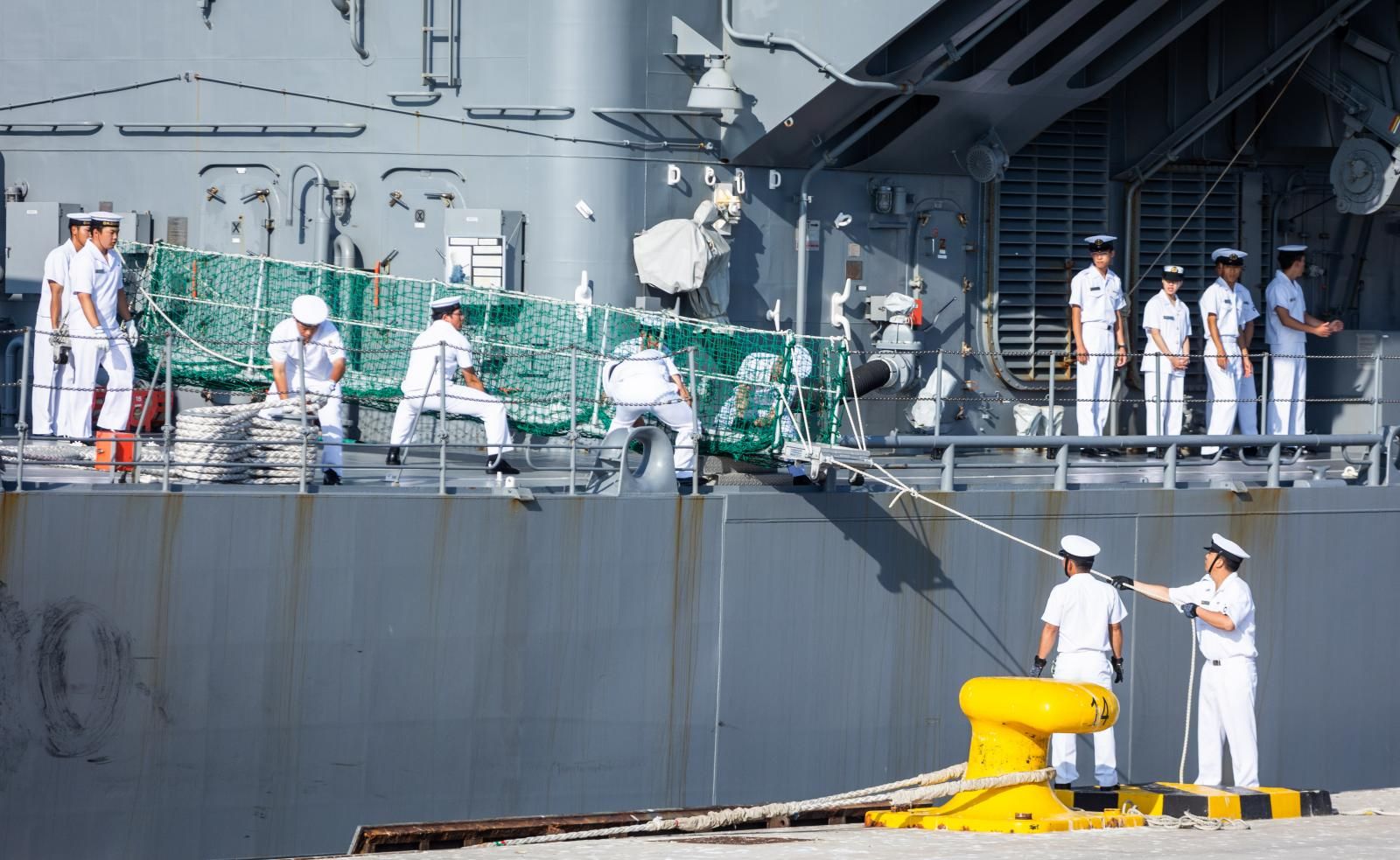 Dos buques japoneses hacen escala en el puerto de Valencia