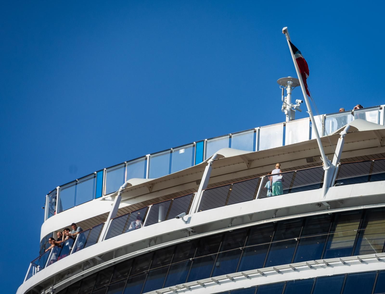 Dos buques japoneses hacen escala en el puerto de Valencia