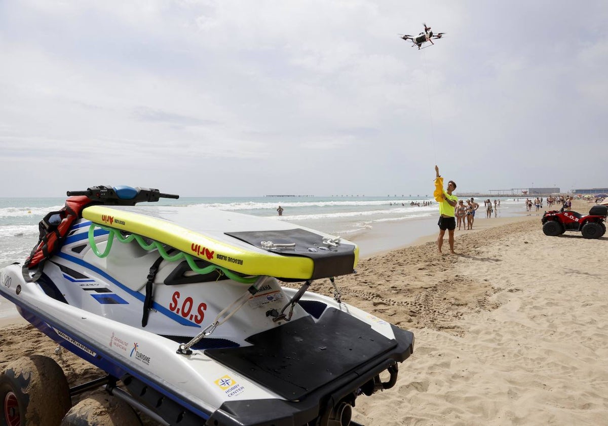 Los drones de salvamento rescatan a tres personas en la playa del Puig durante el puente