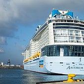 El barco más grande de Europa en el puerto de Valencia.
