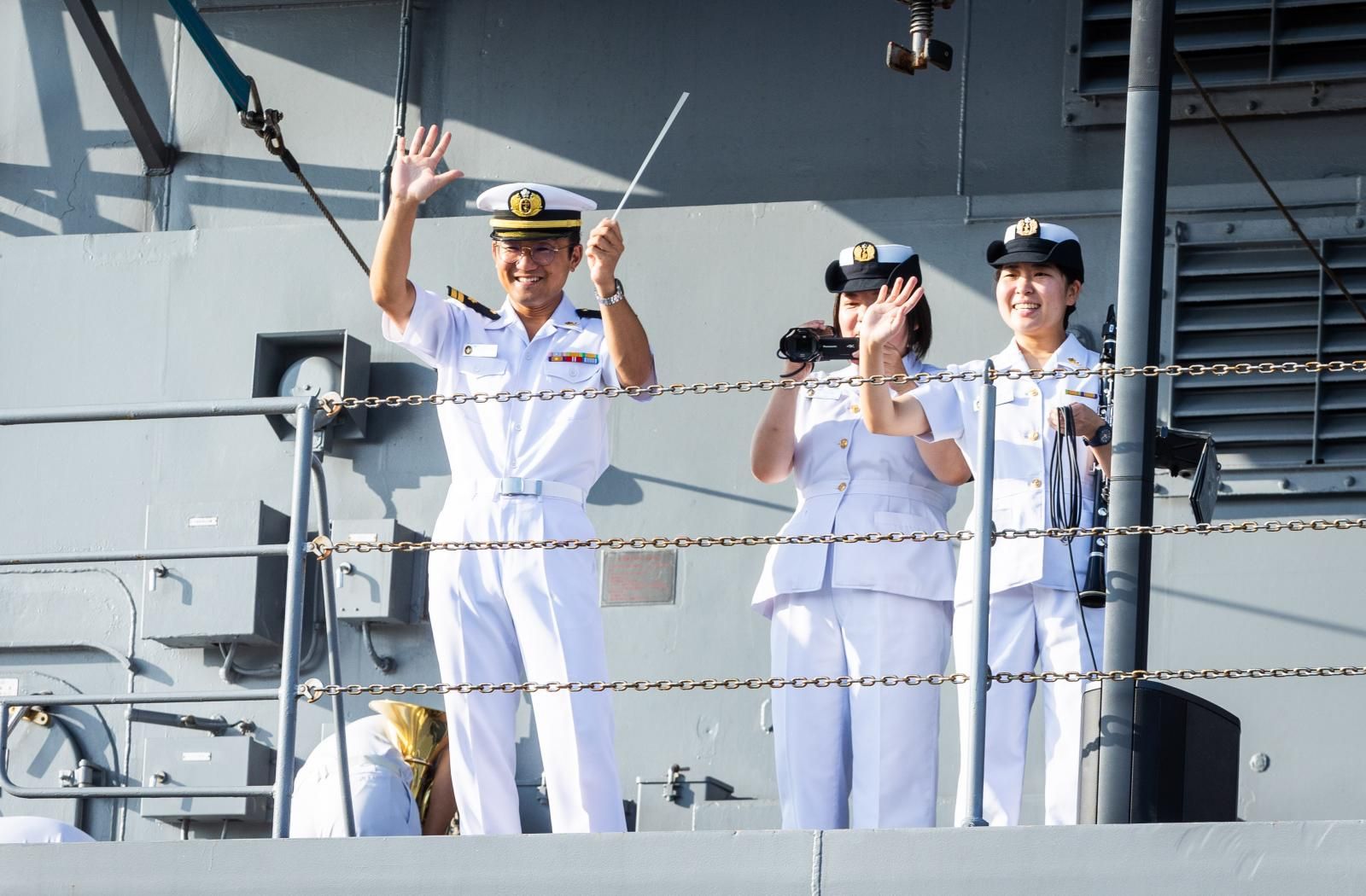 Dos buques japoneses hacen escala en el puerto de Valencia