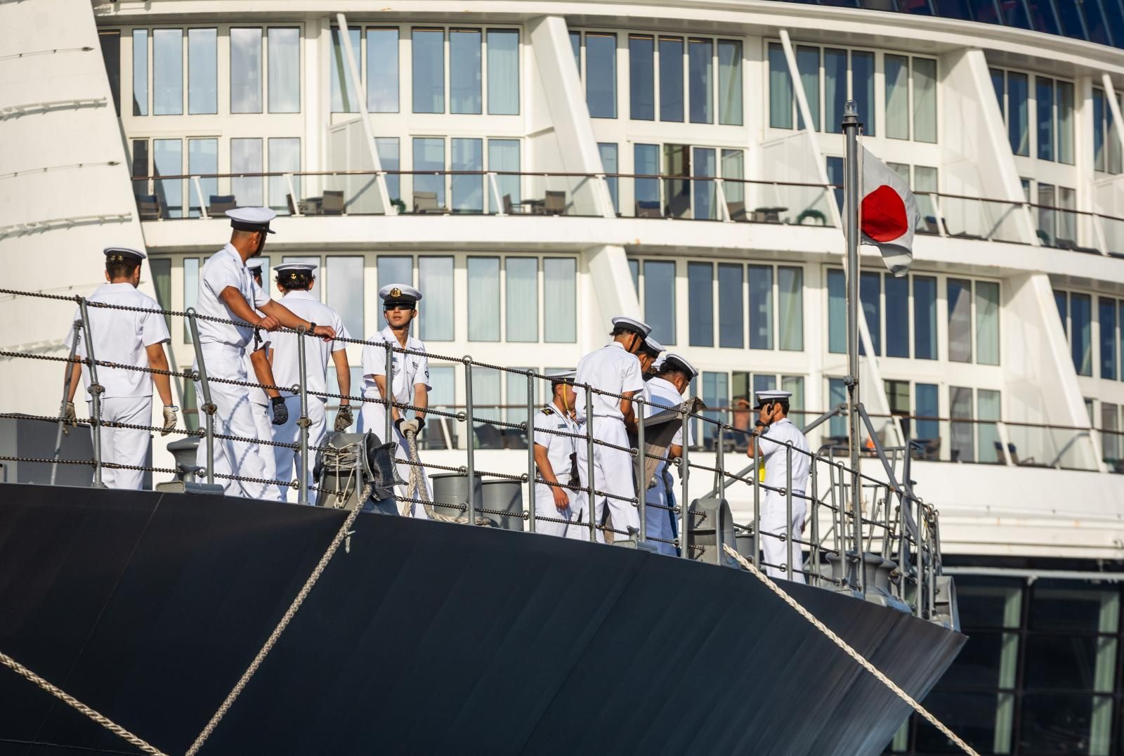 Dos buques japoneses hacen escala en el puerto de Valencia