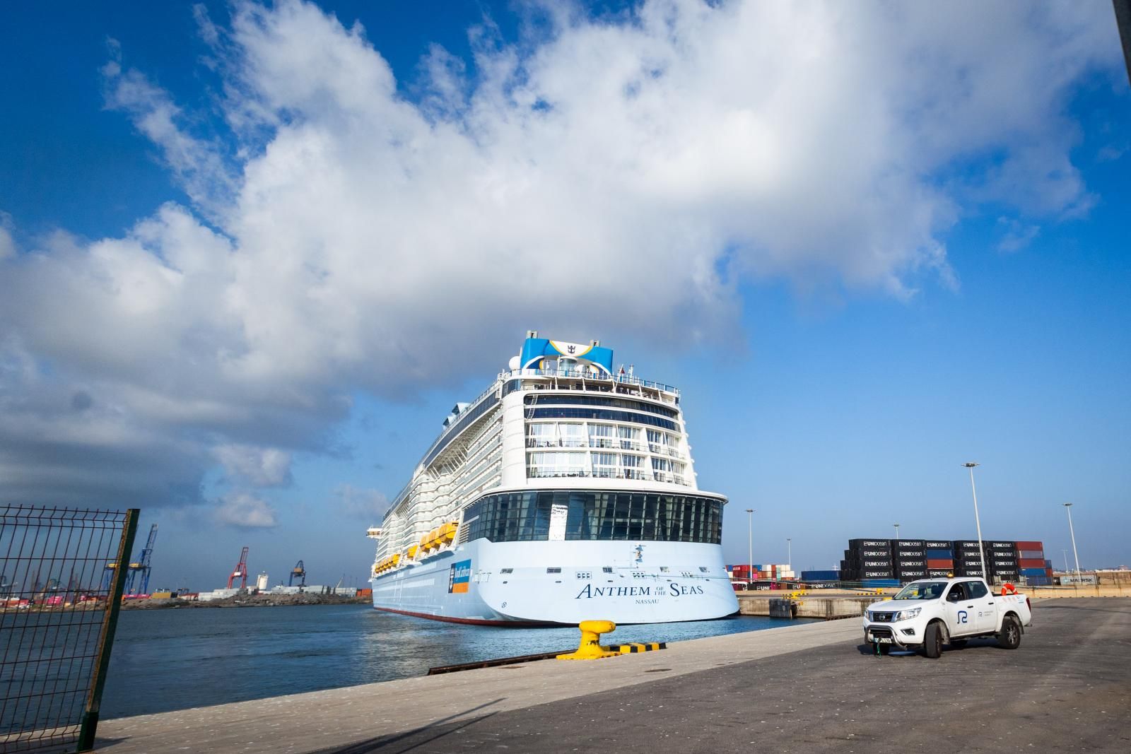 Dos buques japoneses hacen escala en el puerto de Valencia