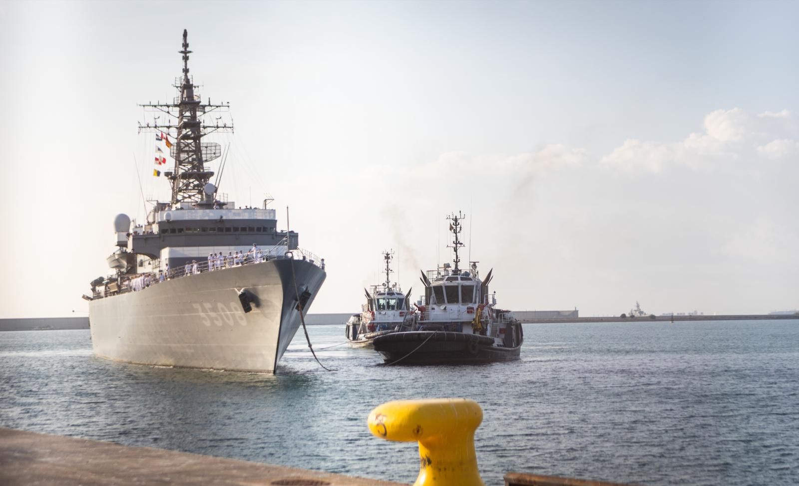 Dos buques japoneses hacen escala en el puerto de Valencia