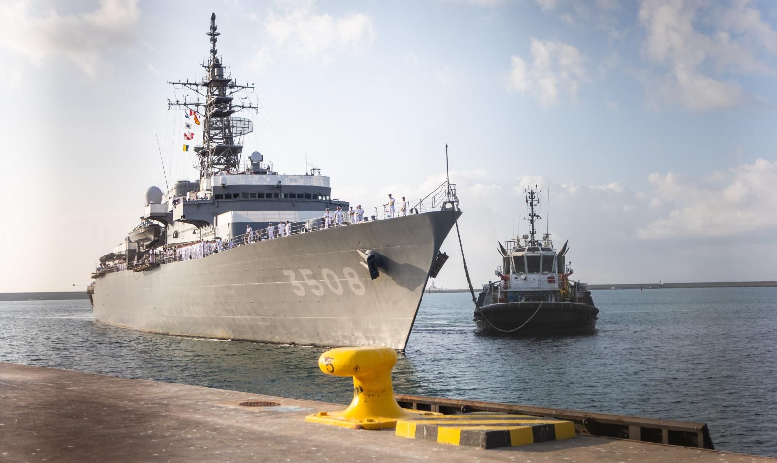 Dos buques japoneses hacen escala en el puerto de Valencia