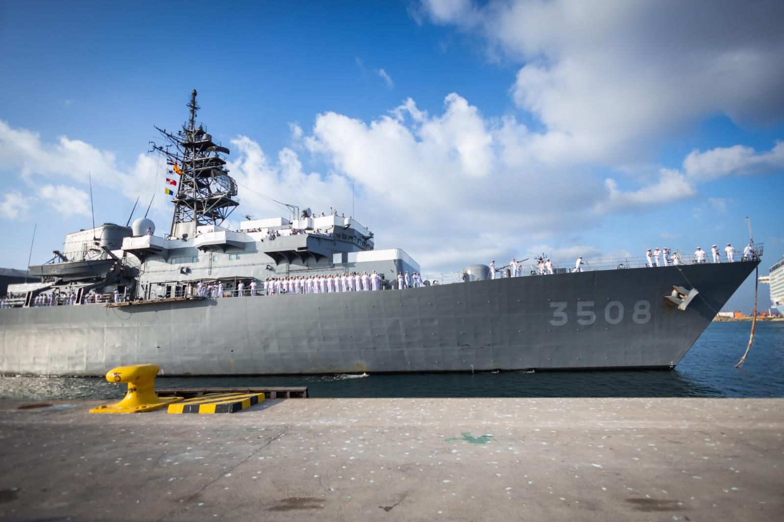 Dos buques japoneses hacen escala en el puerto de Valencia