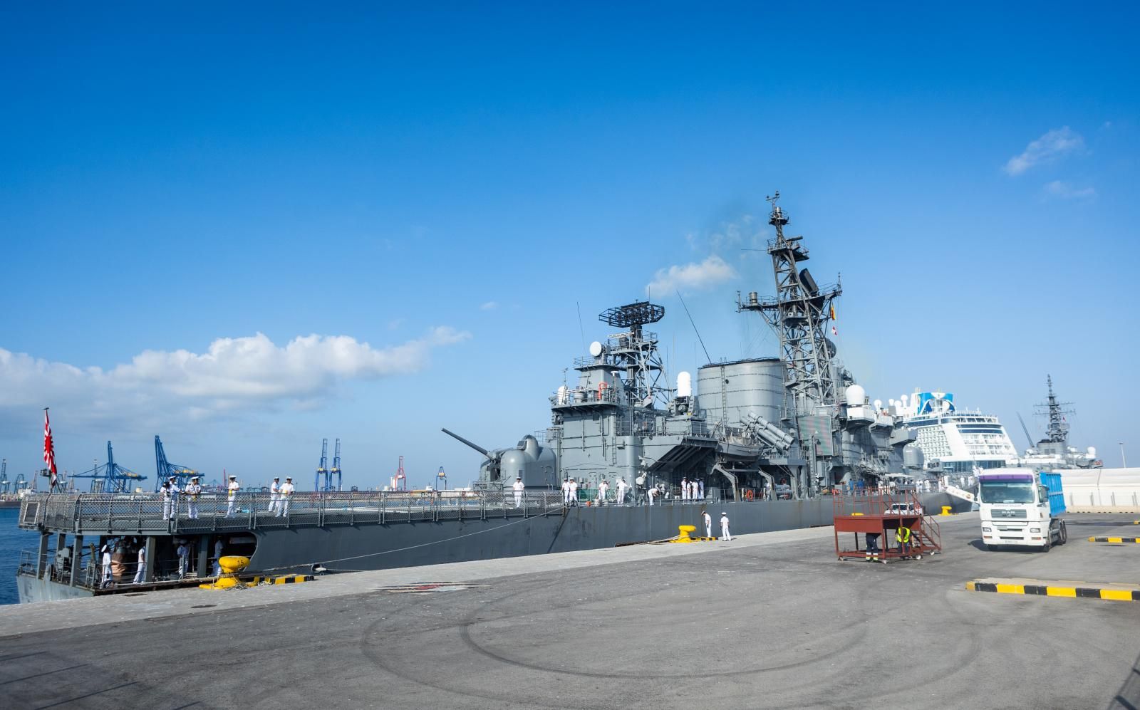 Dos buques japoneses hacen escala en el puerto de Valencia