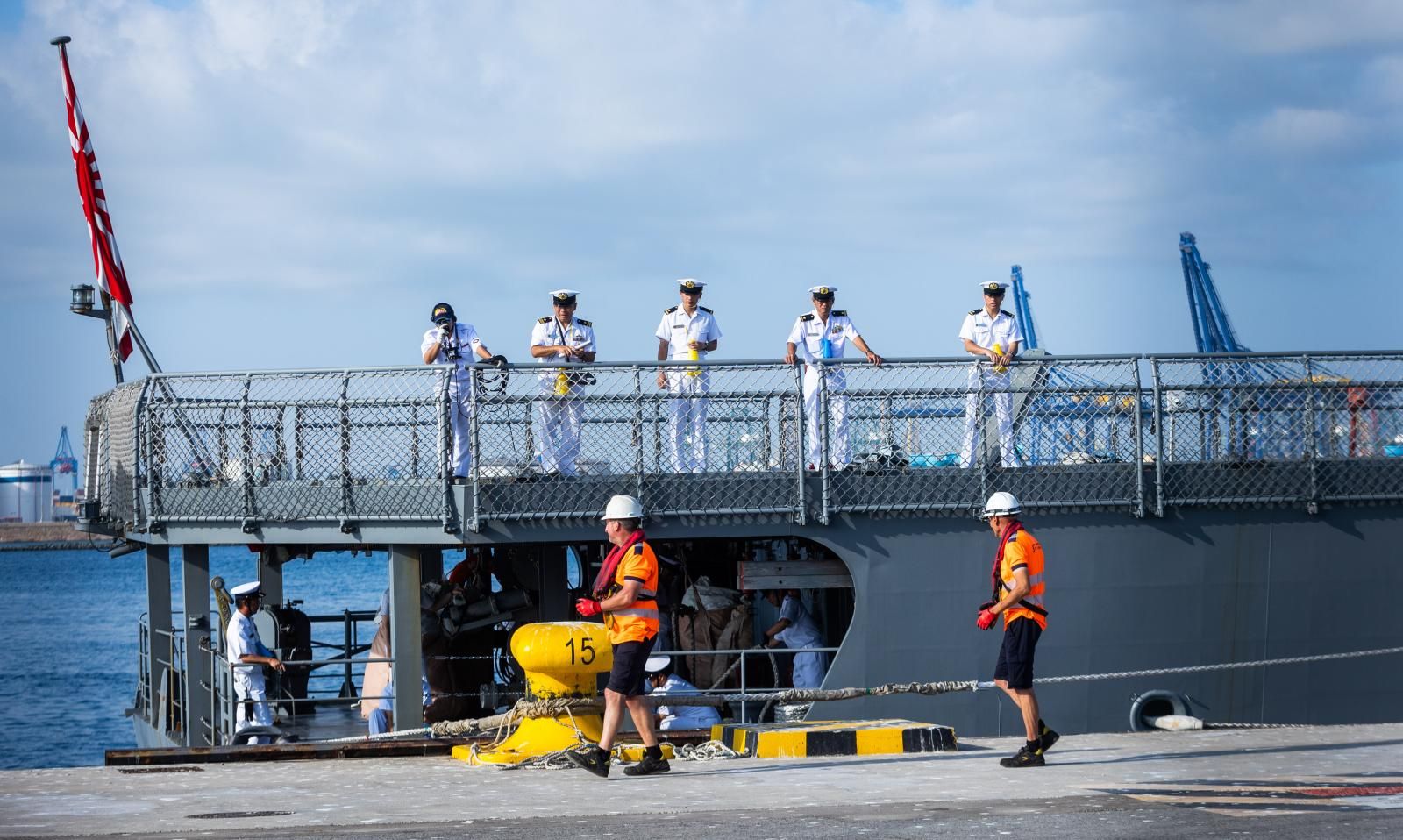 Dos buques japoneses hacen escala en el puerto de Valencia