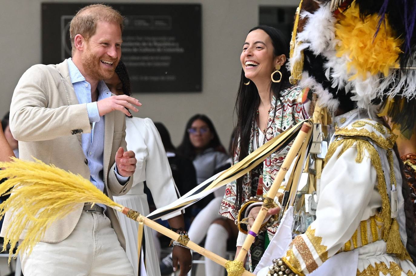 El viaje de Meghan Markle y el príncipe Harry a Colombia: hablando español y bailando salsa