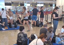 Pasajeros afectados por las cancelaciones en el aeropuerto de Madeira.