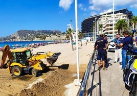 Una pala en la zona afectada de la playa ARenal-Bol.