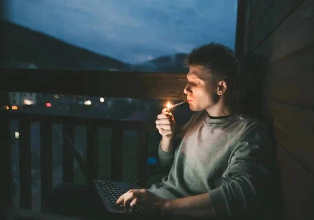 Una persona fumando en el balcón de su casa en una imagen de archivo.