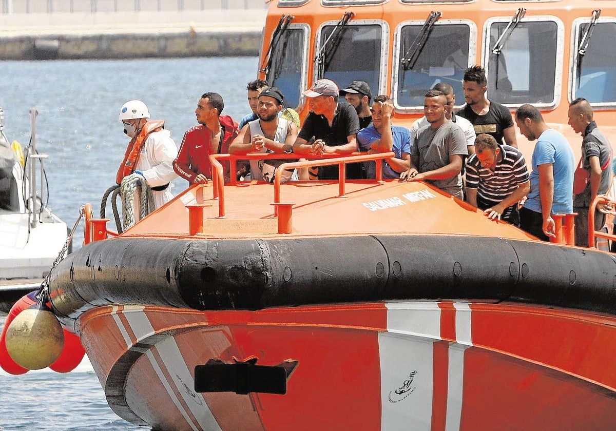 Salvamento marítimo de Alicante ayudando a inmigrantes que estaban en pateras.