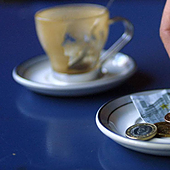 Una propina en una cafetería.