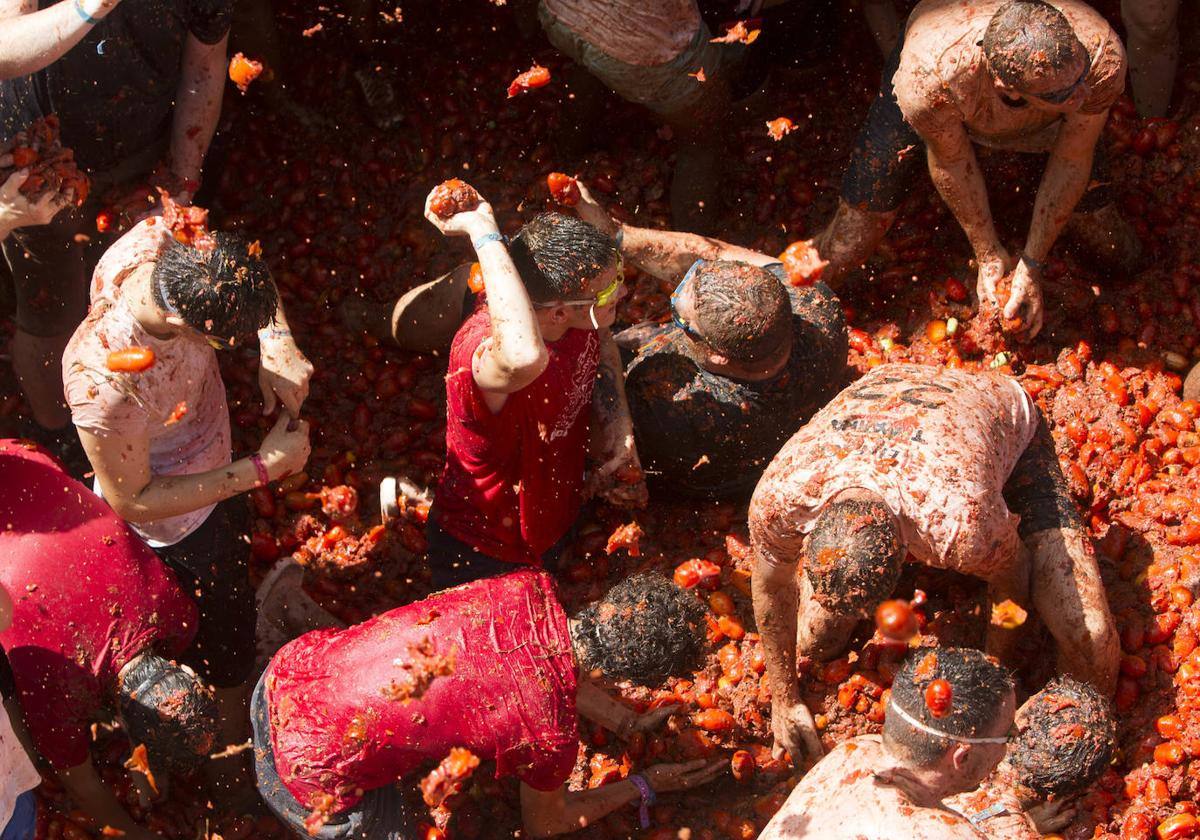 Programa completo de las fiestas de Buñol 2024: Tomatina, conciertos y desfiles