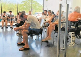 Pacientes y acompañantes en la sala de espera de Urgencias del Hospital de Dénia a principios de esta semana.