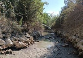 El momento del vertido del agua al cauce.