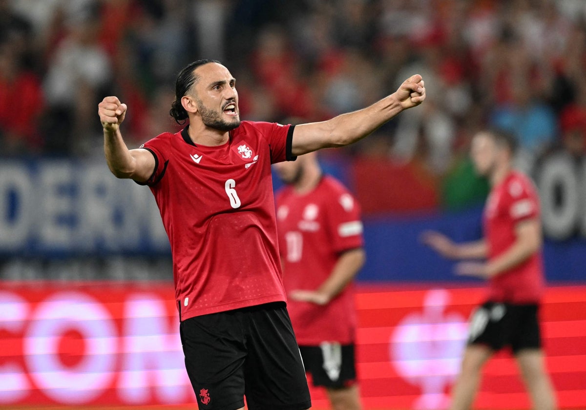 Kochorasvili celebrando con su selección, Georgia